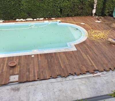 Posa esterna di decking in legno di essenza esotica